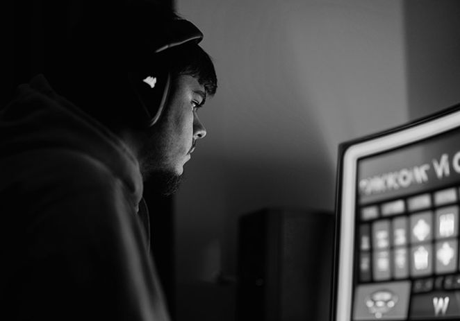 Killa som spelar på sin dator