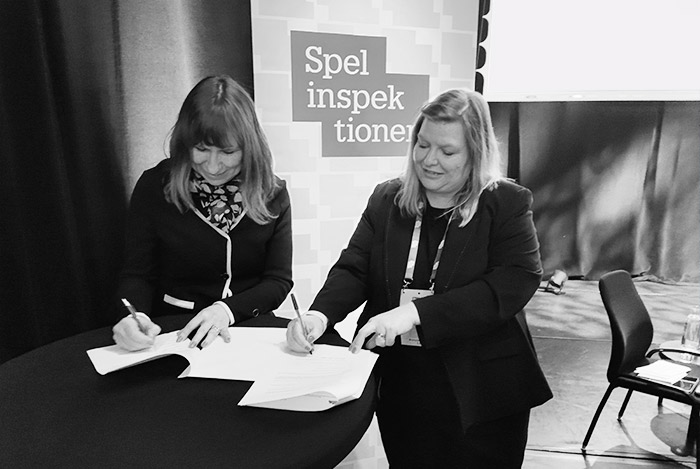 Representatives sign the agreement on the cooperation between the Spelinspektionen and the Gambling Commission