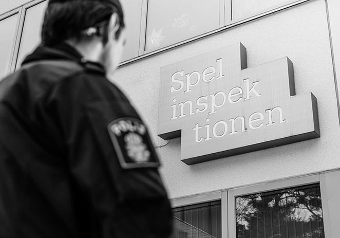 Närbild på en Polis som tittar upp på Spelinspktionens logotyp