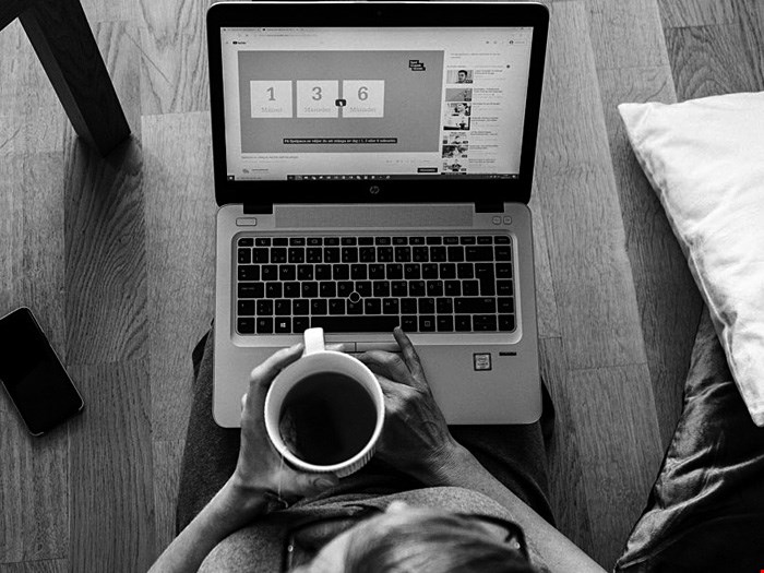 Person som dricker kaffe och tittar på webbsidan Spelapus.se